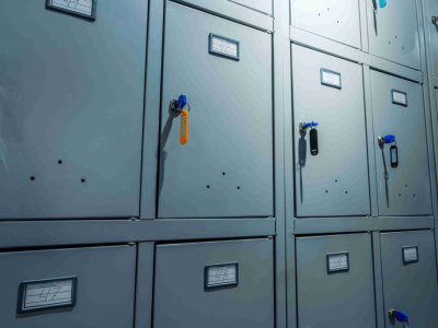 Metāla skapji – Drošs un organizēts risinājums mantu glabāšanai